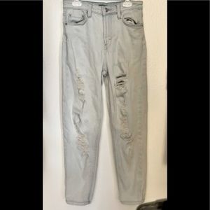 Size 00, got them from target. They are baggy, light, ripped jeans!